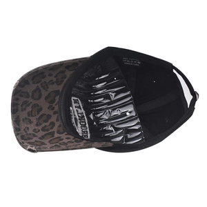 Vue interne de casquette Brooklyn avec étiquette 100% coton et visière léopard