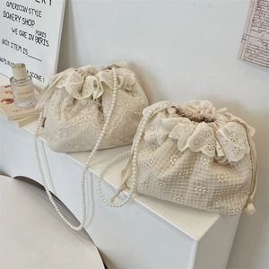 Detailansicht der Spitzen-Beuteltaschen mit Rüschenrand und Perlenketten-Riemen