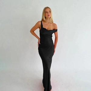 Détail d'une robe longue en satin noir élégante avec encolure asymétrique dénudée