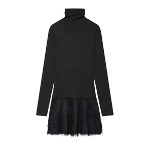 Mini abito nero a maniche lunghe con vestibilità slim e orlo decorato con piume eleganti