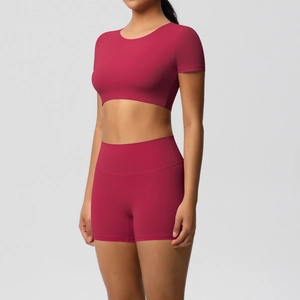 Detail der achatrot Yoga-Shorts mit hohem Bund und bauchfreiem Kurzarm-Fitness-Set