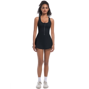 Détail de la robe de sport noire avec fermeture éclair et dos nageur pour tennis