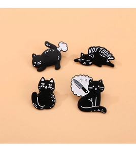 Détails de quatre pin's en émail noir représentant des chats mignons avec texte Not Today