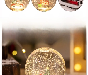 Vue détaillée de la boule à neige de Noël en résine avec camion rouge et boîtier de pile