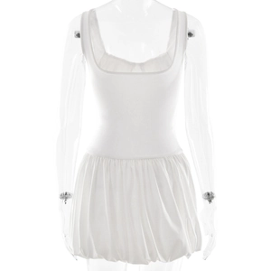 Vue détaillée d'une mini robe bouffante blanche sans manches avec encolure carrée