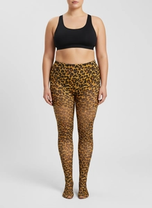 Détail de collants grande taille à imprimé léopard avec taille haute sur un modèle