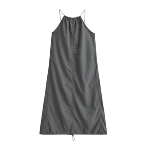 Robe longue grise à bretelles spaghetti avec encolure plissée et drapé élégant