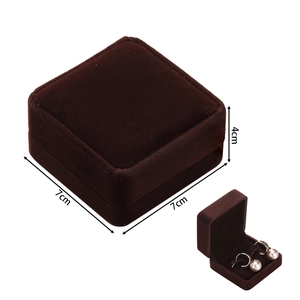 Detailed size specifications for the dark brown velvet jewelry box measuring 7x7x4 cm