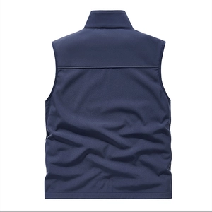 Rückansicht einer dunkelblauen, winddichten Softshell-Weste mit Stehkragen und klarem Schnitt