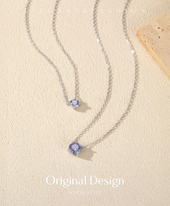 Gros plan de colliers en argent avec pendentifs ronds en tanzanite violette et serti à griffes