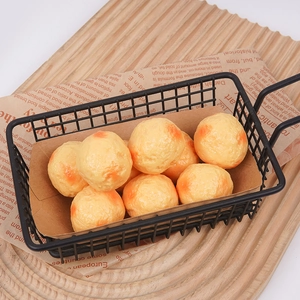Modelli realistici di Takoyaki in PVC in un cesto di metallo nero per decorazione