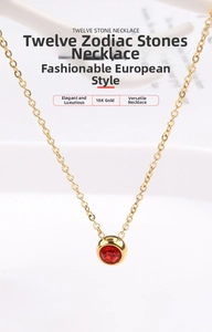 Detailaufnahme der 18K vergoldeten Kette mit einem runden roten Zirkon-Edelsteinanhänger