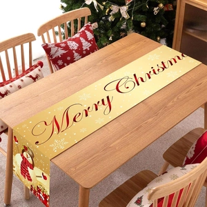 Chemin de table beige de Noël avec bonhomme de neige et flocons sur une table en bois