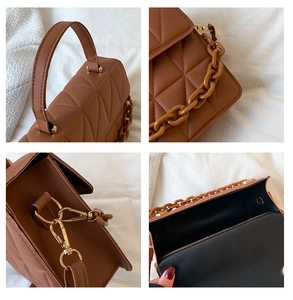 Vues détaillées du sac matelassé marron avec finitions dorées et chaîne acrylique