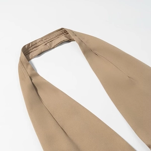Dettaglio ravvicinato del top halter kaki con trama in twill e cuciture rifinite