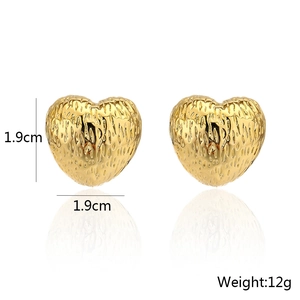 Retro 18K gold-plated heart earrings with textured finish and measurement details