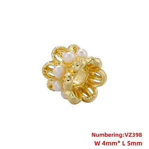 Gros plan d'une perle en cuivre fleurie creuse de 4mm avec des perles pour bijoux