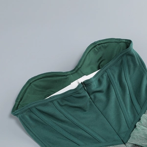 Détail de robe bustier vert forêt montrant la fermeture éclair invisible et les coutures