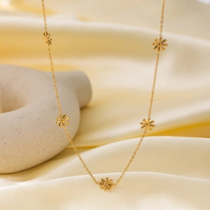 Elegante goldene Gänseblümchen-Halskette auf Satin, minimalistischer Blumenschmuck