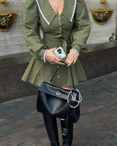 Détail d'une robe fleurie vert olive avec col en dentelle blanche et sac à main noir