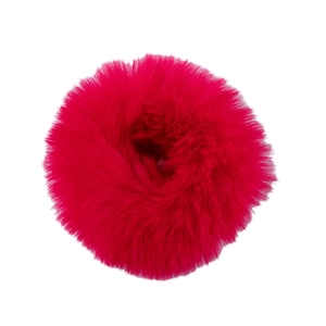 Chouchou chic en peluche rouge similicuir lapin pour coiffures chignons hiver sur blanc