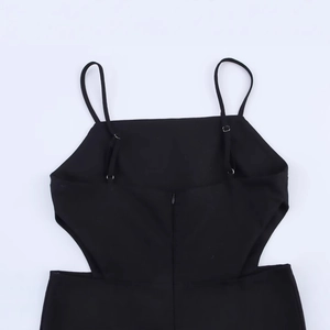 Robe noire dos nu élégante avec découpes à la taille et design à bretelles minimaliste