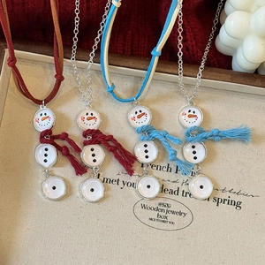 Vue détaillée du collier gland bonhomme de neige avec cordes en velours rouge et bleu