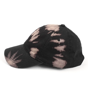Vue détaillée du motif tie-dye sur cette casquette de baseball streetwear noire et beige