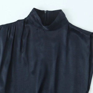 Mini robe en satin bleu marine avec col montant, détails plissés et fermeture éclair