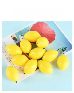 Vista detallada de mini limones amarillos artificiales con textura de piel realista