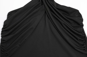 Gros plan détaillé montrant la texture froncée élégante et les plis du vêtement noir