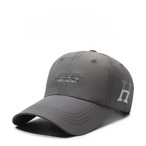 Détail d'une casquette de baseball grise à séchage rapide avec broderie et patch H