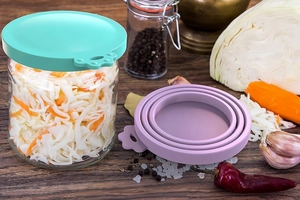Tapas de silicona para comida de mascotas en verde y morado con sello de frescura