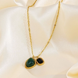 Collier asymétrique plaqué or 18K avec gemmes ovale verte et rectangulaire noire élégant