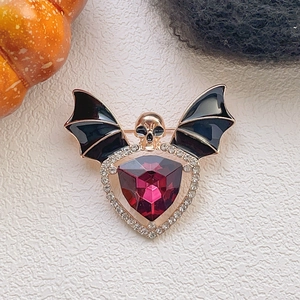 Broche gothique ailes de chauve-souris avec crâne et pierre précieuse violette