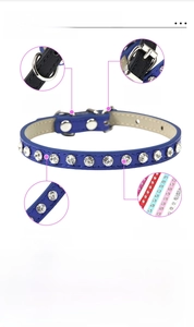 Dettaglio del collare in pelle PU blu con strass scintillanti e anello a D in metallo