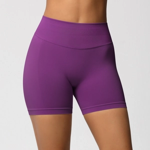 Gros plan sur la taille haute côtelée du short de yoga violet sans couture stretch