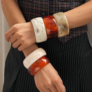 Retro resin geometric thick bangles with marble texture in amber and white colors