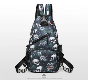 Detail der Brusttasche mit Totenkopf-Blumenprint und verstellbarem Schultergurt