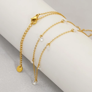 Elegante 18k vergoldete Titanstahl-Halskette mit funkelnden hängenden Zirkonia-Steinen