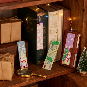 Kerst boekenlegger set met sneeuwpop en kwastjes op een vintage houten boekenplank