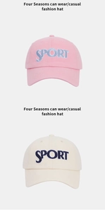 Dettaglio delle lettere SPORT ricamate su berretti in cotone rosa e beige