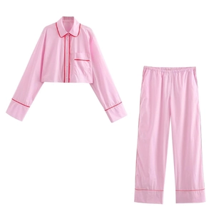 Set pigiama rosa a maniche lunghe con finiture rosse e pantaloni dritti coordinati