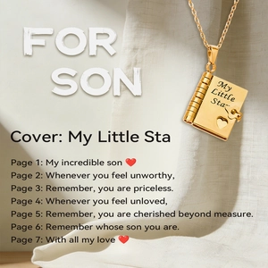 Dettaglio del ciondolo a forma di libro dorato con incisione My Little Star