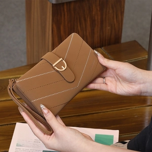 Braune lange Damen-Geldbörse aus PU-Leder mit V-Steppmuster und goldener Schnalle im Detail