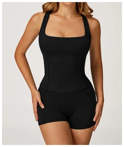 Dettaglio del set yoga nero con canotta a collo quadrato e pantaloncini sportivi