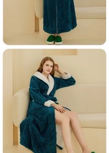 Détail du peignoir en polaire bleu marine avec col et poignets en peluche blanche