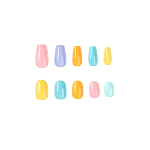 Unghie finte dai colori pastello con forme coffin e ovali su sfondo bianco
