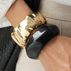 Exaggerated irregular resin and gold pleated metal open bangles for women
