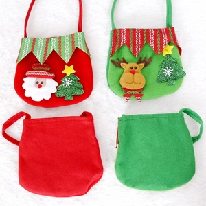 Weihnachtsgeschenktüten aus Filz mit Weihnachtsmann- und Elchmotiven in Rot und Grün
